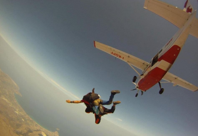  Salto tándem junto con el instructor 